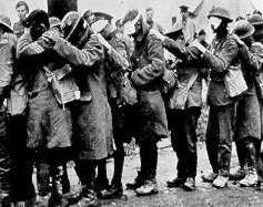 Soldados ingleses heridos por gas en la I G.M.